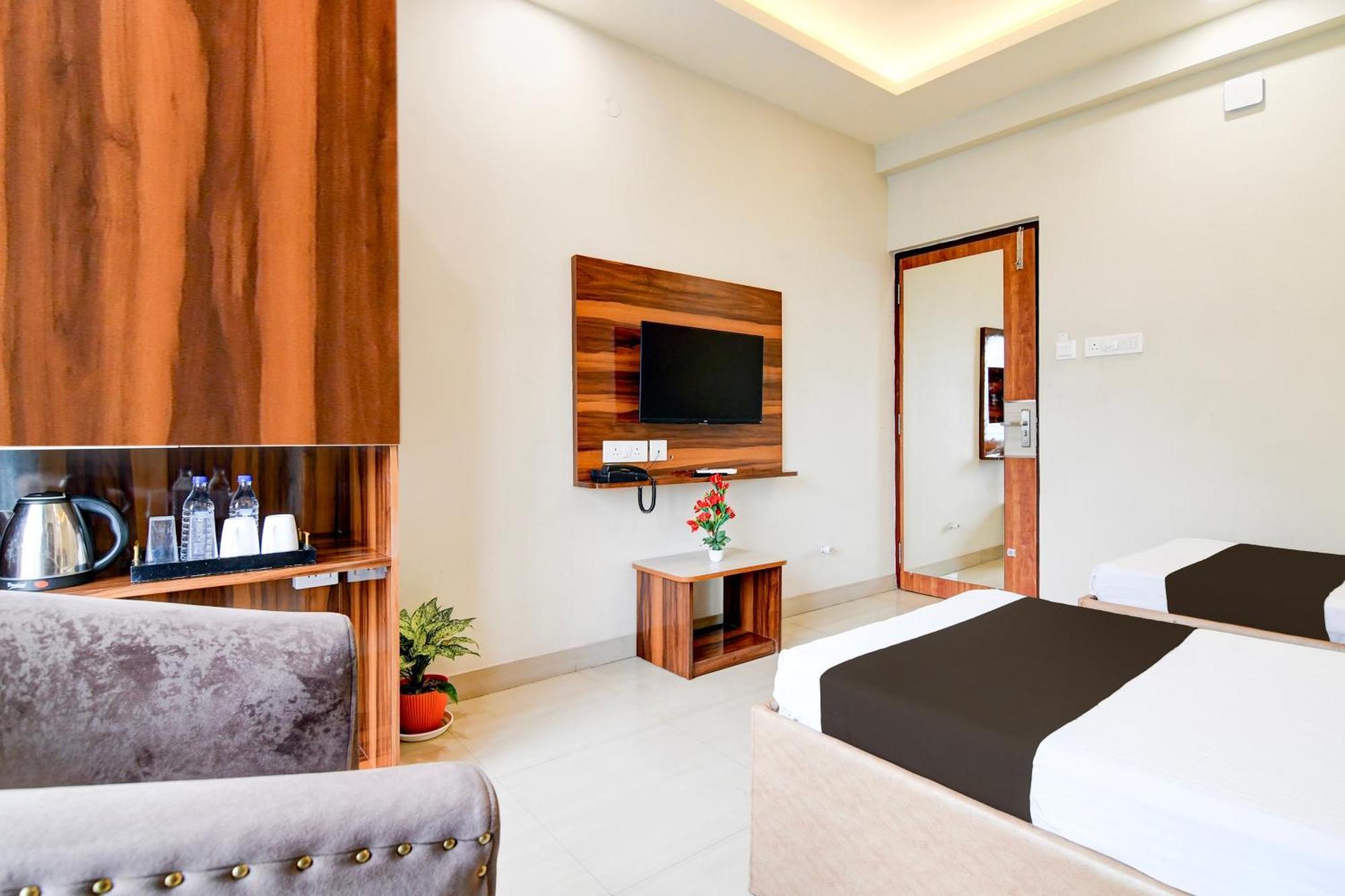 Super Townhouse Kaikhali Near Airport Calcutta Buitenkant foto