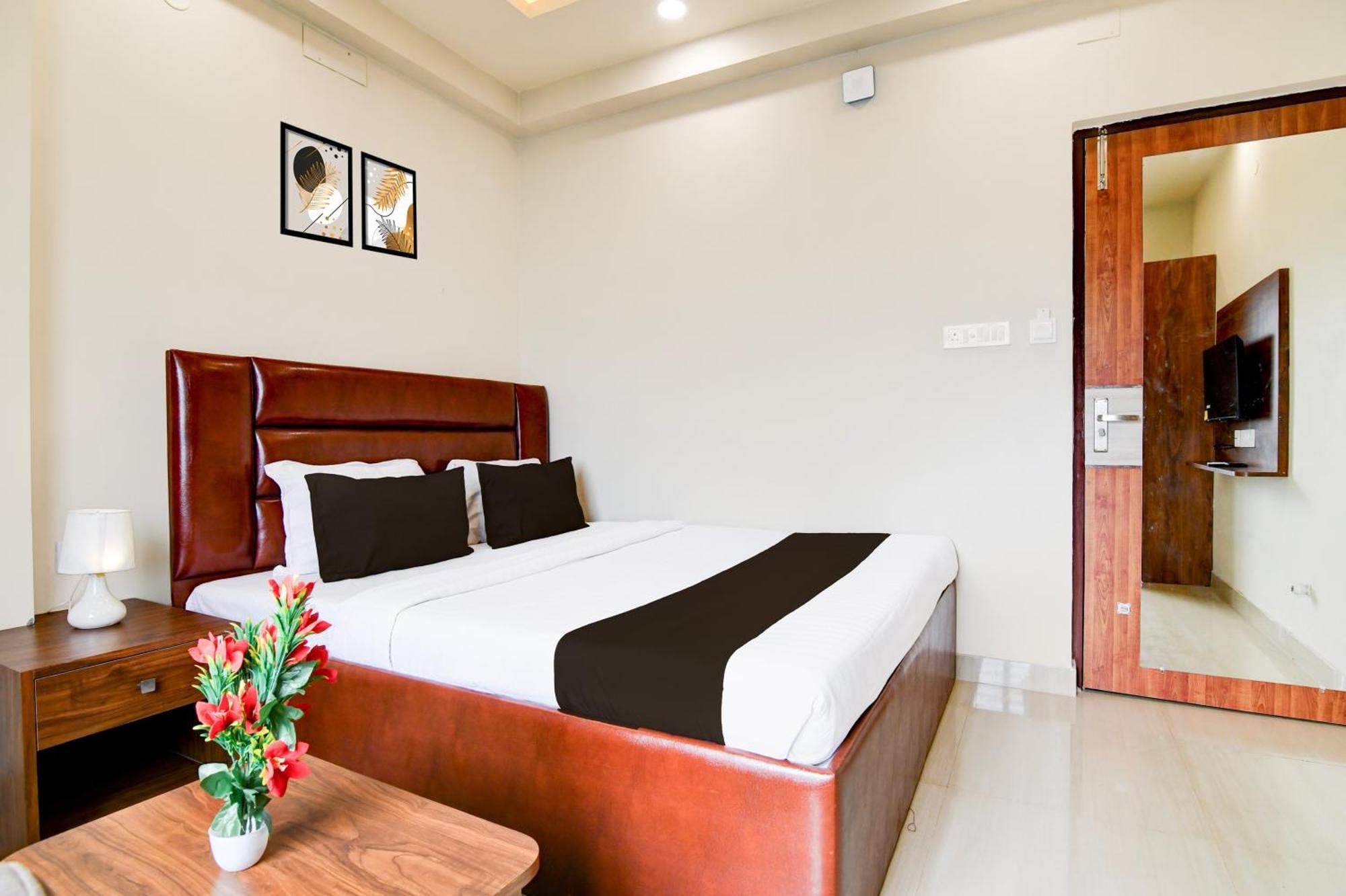 Super Townhouse Kaikhali Near Airport Calcutta Buitenkant foto