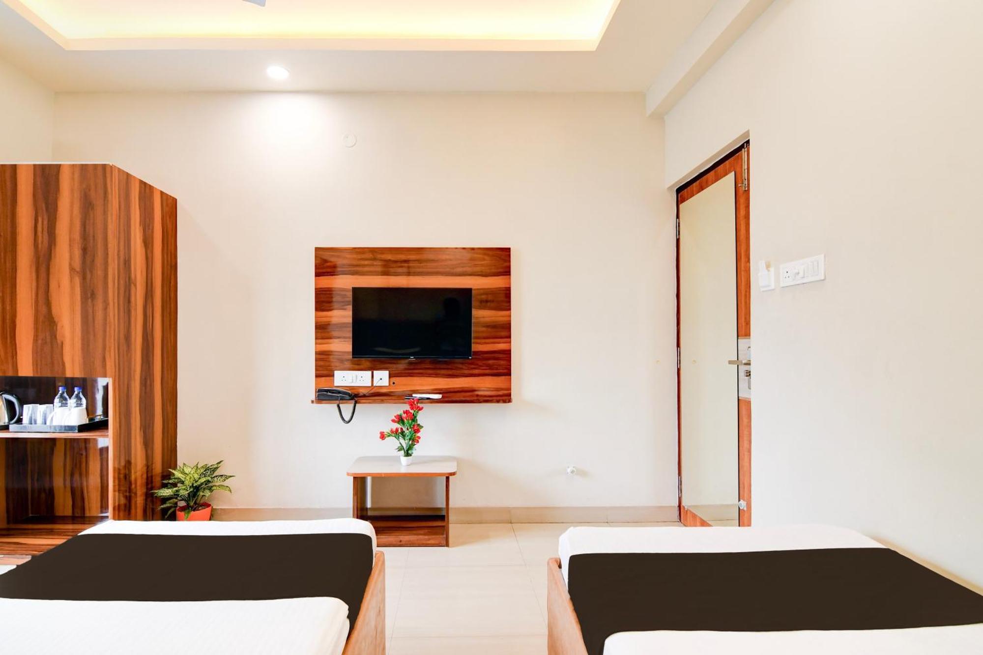 Super Townhouse Kaikhali Near Airport Calcutta Buitenkant foto