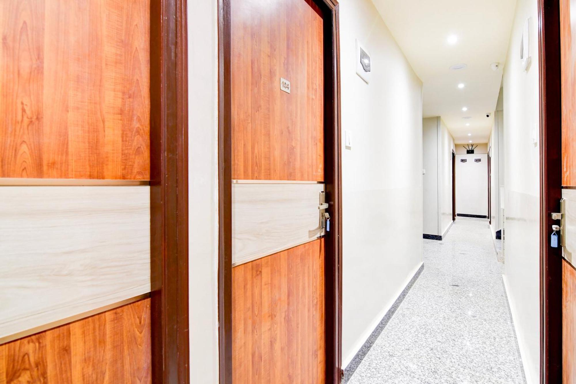 Super Townhouse Kaikhali Near Airport Calcutta Buitenkant foto