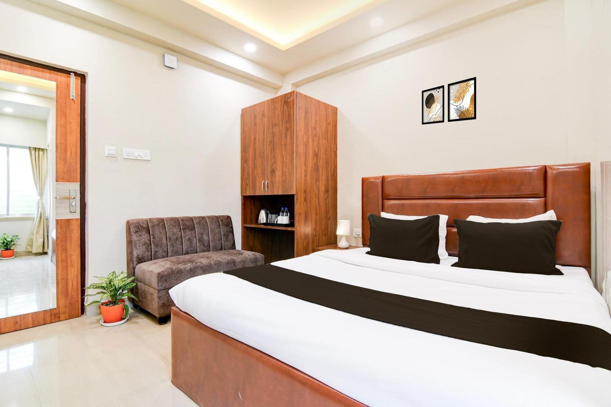 Super Townhouse Kaikhali Near Airport Calcutta Buitenkant foto